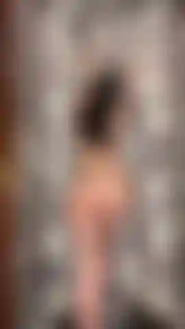 Nua e provocante no chuveiro em câmera lenta.