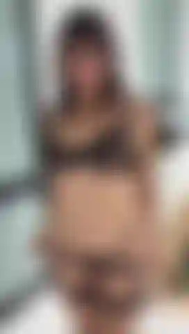 Fodendo minha buceta gostosa no jardim.