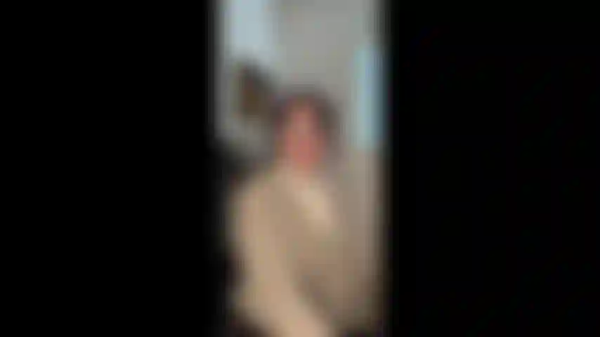 O chefe se aproveita da funcionária com um namorado (interpretação de papéis).