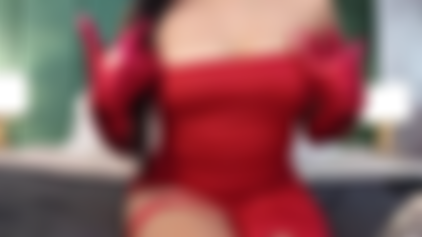 De vestido vermelho.