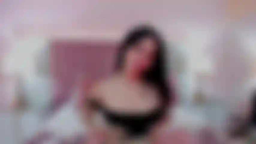 Batendo na minha bunda suculenta e amando cada segundo.