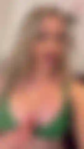 Exibindo lingerie verde.