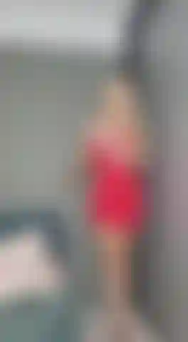 Gozando com meu vestido vermelho sexy e salto agulha.