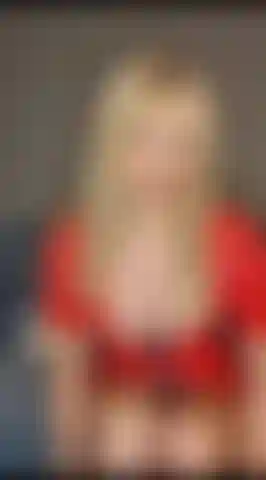 Senhora em pvc vermelho te fazendo adorar e controlando como você se masturba.