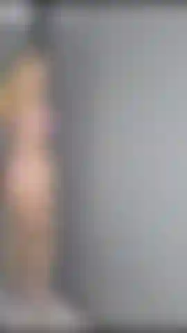 Provocando e tirando a roupa em meus saltos de stripper com joi.