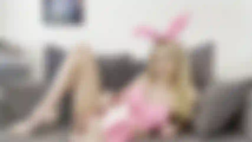 Uma linda coelhinha loira de pvc levando-se a um orgasmo encharcado.