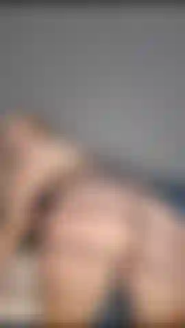 Remando minha bunda até ficar vermelha.