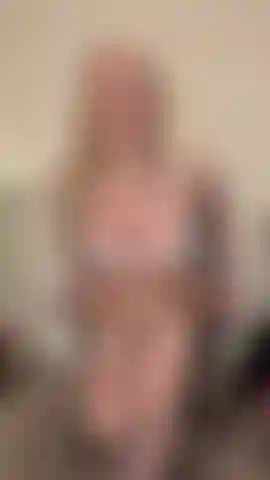 Meia-lingerie branca e dildo.