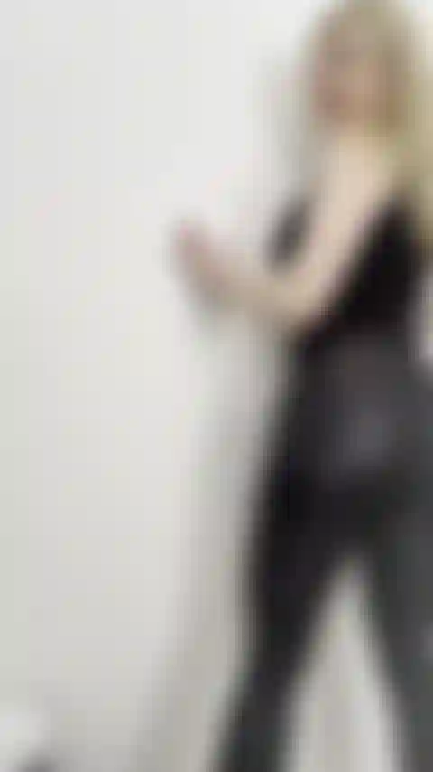 Senhora emma dando a você joi com leggings justas e molhadas. É melhor você adorar minha bunda como uma boa sub.