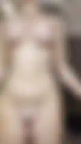 Exibindo meu corpo nu e oleado.