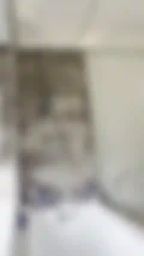 Tomo banho e uso o chuveiro para me fazer gozar.