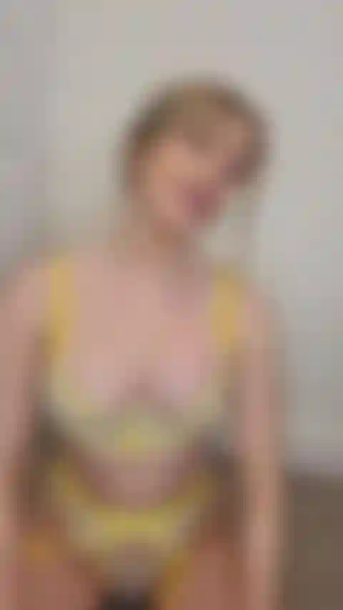 Encharcada brincando com minha lingerie amarela.