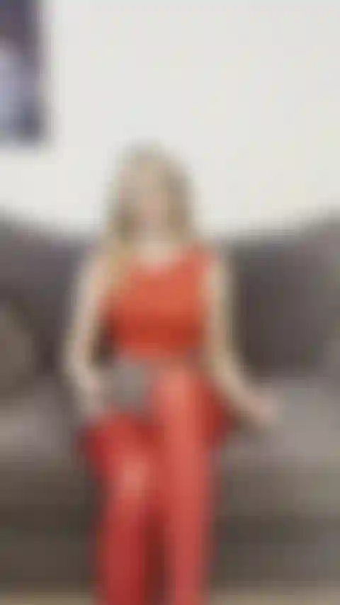 Joi de meia-calça vermelha e sem calcinha.