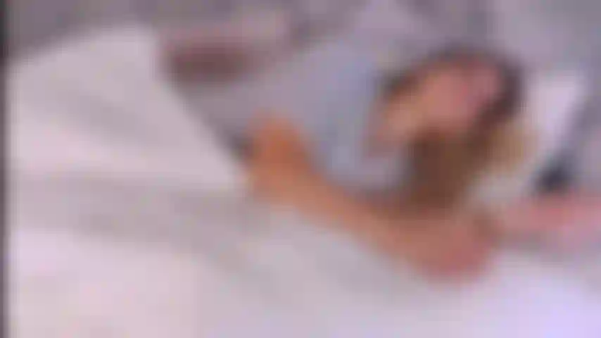 Volte para a cama - você acorda ao lado da sua namorada calorosa na cama. A bunda dela é tão grande e redonda que você não pode deixar de desejá-la. Deixe-a chupar seu pau antes de deslizá-lo profundamente em sua boceta quente e cremosa até que vocês dois gozem. Namorada roleplay, máquina de foder.