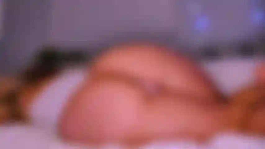 Transando no travesseiro - acordei com tanto tesão e comecei a esfregar minha buceta. Me molhei tanto que tive que montar na coisa mais próxima, meu travesseiro! Observe enquanto eu me esforço e tiro minha calcinha para brincar.