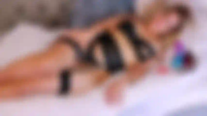 Submissão ballgag - eu estava me sentindo muito sacanagem e com tesão, queria mostrar a vocês como eu poderia ser uma boa vagabunda. Coloquei minha mordaça, enchi minha buceta com um grande brinquedo de fantasia e coloquei uma vibração de ar no meu clitóris. Viro uma bagunça babosa e gozo duas vezes para você!