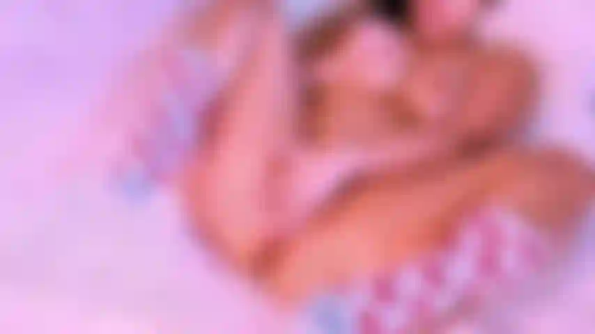 Vibrador de vidro e meias felpudas - eu queria tirar fotos, mas o vibrador foi tão bom!! Me fodo profundamente até gozar deitada de costas, usando as meias felpudas do meu dia dos namorados.