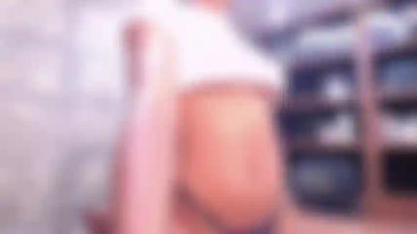 A garota ebony faz um deepthroat incrível.