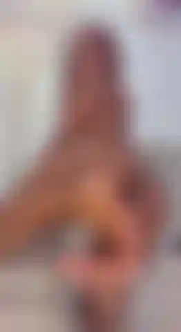 Latina apaixonada e pés oleosos.