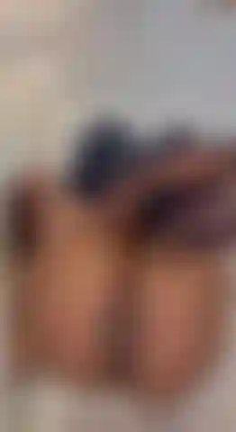 Uma adolescente sexy de meias enfia os pés de meia na sua cara.