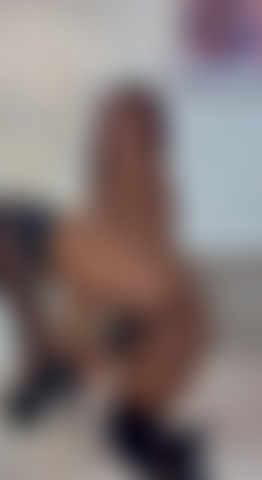 Brincando com minha buceta em saltos pretos sensuais.