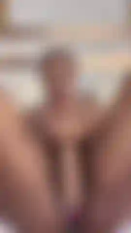 Minha buceta de ébano é muito cremosa.