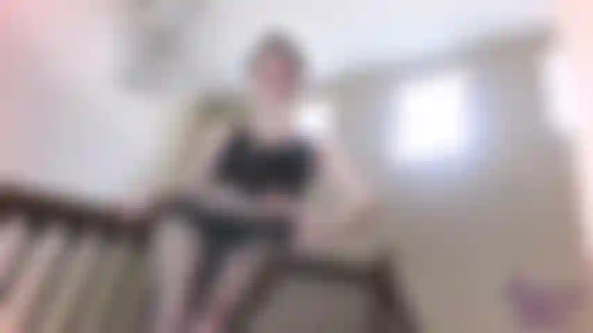 Escravos a pé pertencem aos meus pés: é hora de você aprender uma lição valiosa sobre ser meu escravo a pé. Você merece ficar para sempre de joelhos olhando para o meu corpo divino enquanto eu te provoco nesses saltos e meias de náilon. Seu lugar na vida é debaixo dos meus pés.