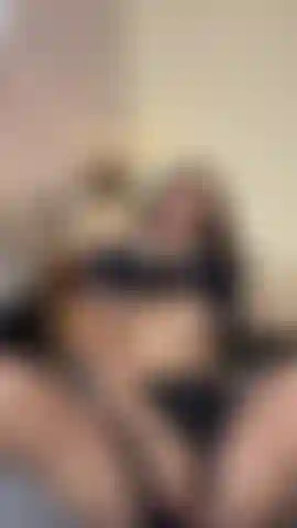 Vestida de preto, misteriosa… mas ansiosa para que você descubra tudo. 🔥.