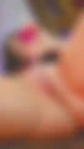 Buceta brinca com vibrador transparente.