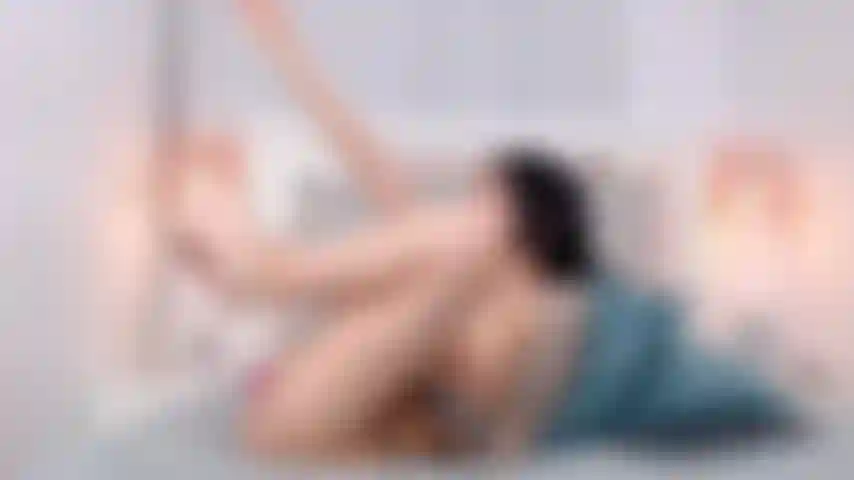 Putinha chupa seu pau sendo flexível!