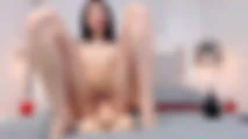 Uma linda garota eletrônica cavalga um enorme pau branco!