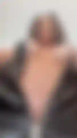 Vestido de látex com mamilos sensuais.