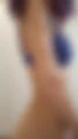 Estou trocando minha lingerie na sua frente: calcinha azul e renda preta, meus seios, minha bunda. Qual delas te deixa louco? Estou trocando minha lingerie na sua frente: lingerie azul e renda preta, seios, bunda. Qual te faz enlouquecer?
