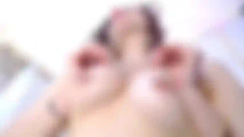 E fico louca quando você cobre meu corpo pequeno com seu esperma quente e pegajoso.