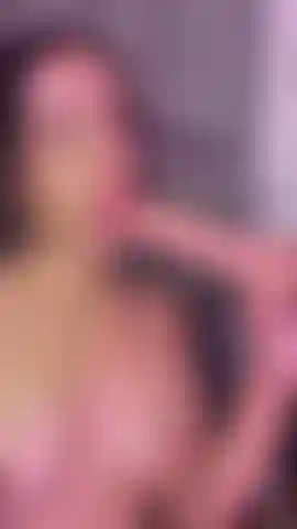 Foda esse rostinho bonito e goze nele todo.