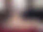 Exibindo pernas longas e pés joão.