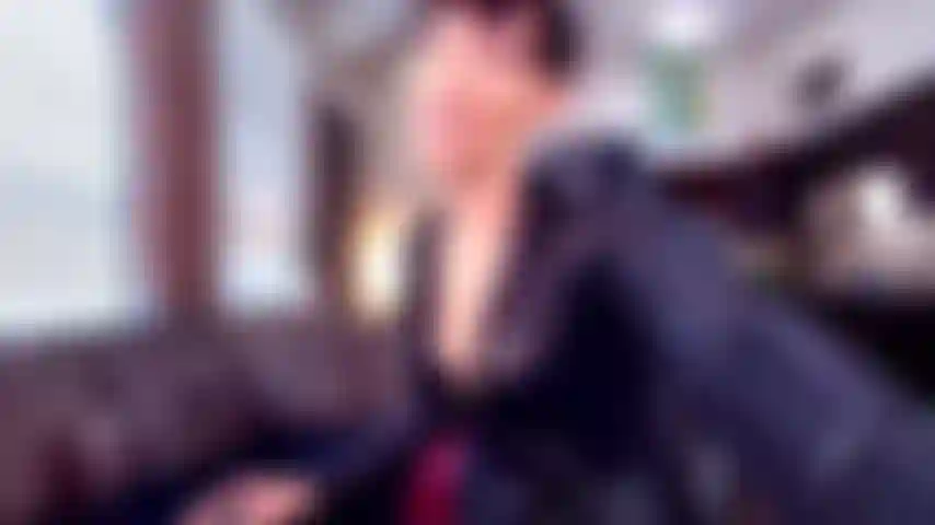 Um perdedor de pau pequeno com pés de náilon.