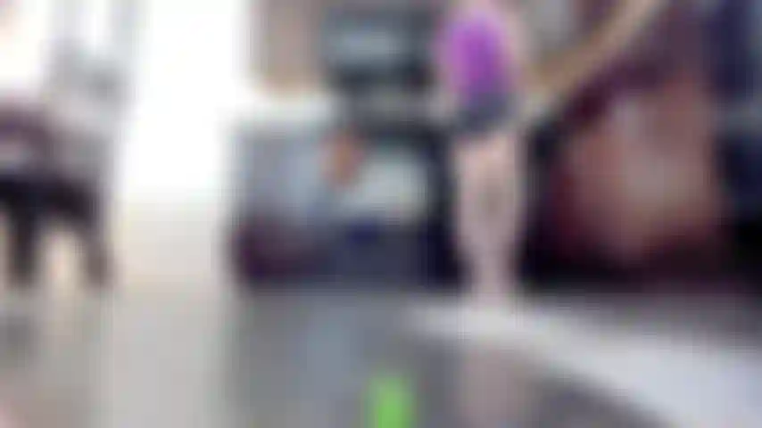 Minúsculo intruso invade a cozinha.