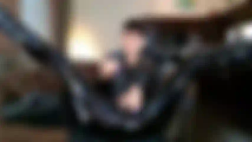 Roupa de látex provocante com vibração intensa.