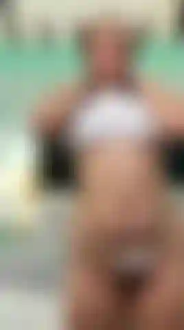 Eu quero que você gozе para mim hoje, quero que você aproveite como eu brinco com meus seios e minha bunda grande, só quero que você veja e gozе muito para mim.