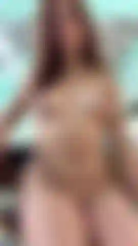 Não consigo deixar de me perder neste jogo, percorrendo cada curva dos meus seios enquanto imagino que és tu que estás aqui, bem à minha frente, a desfrutar do espetáculo.