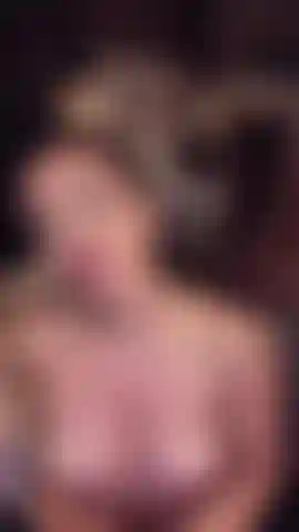 Sinta como eu o enfio devagar enquanto olho direto nos seus olhos.