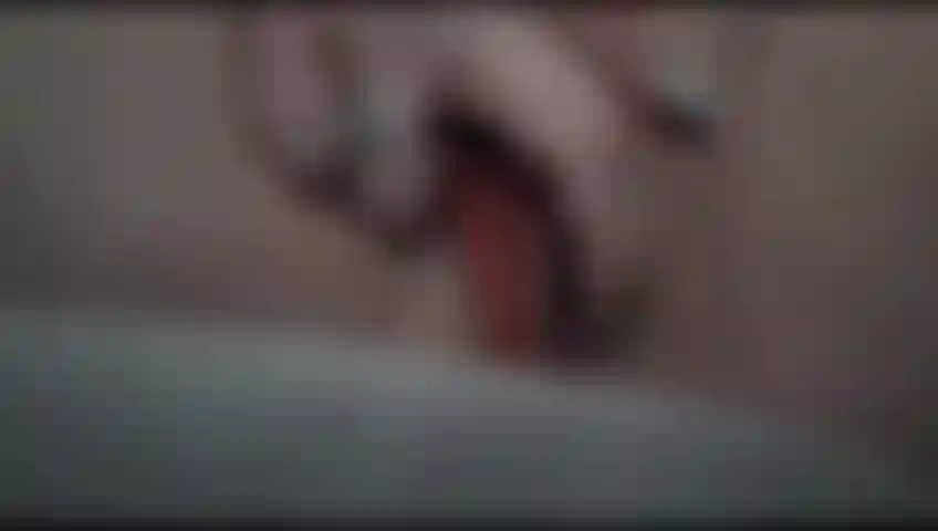 Buceta molhada e brilhante.