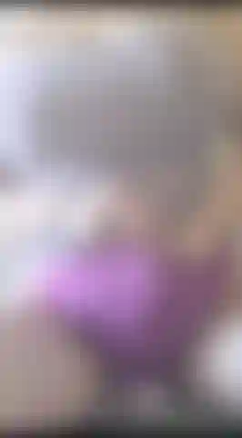 Pequena provocadora por baixo da roupa.