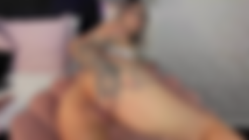 Me coloque de quatro e me foda fundo, minha boceta já está pingando só de imaginar ela chicoteando minha bunda com força enquanto você me faz gemer a cada estocada, quero sentir como você me marca enquanto eu te enterro dentro de mim uma e outra vez.