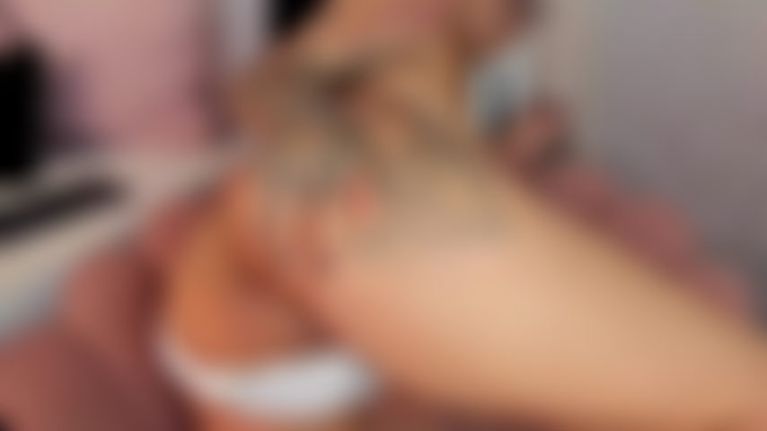 Minha bunda é tão apertada e quente, feita do jeito certo para seu pau. Quero que você goze e foda fundo, faça com força, faça sacanagem, me foda até eu não conseguir sentar amanhã.