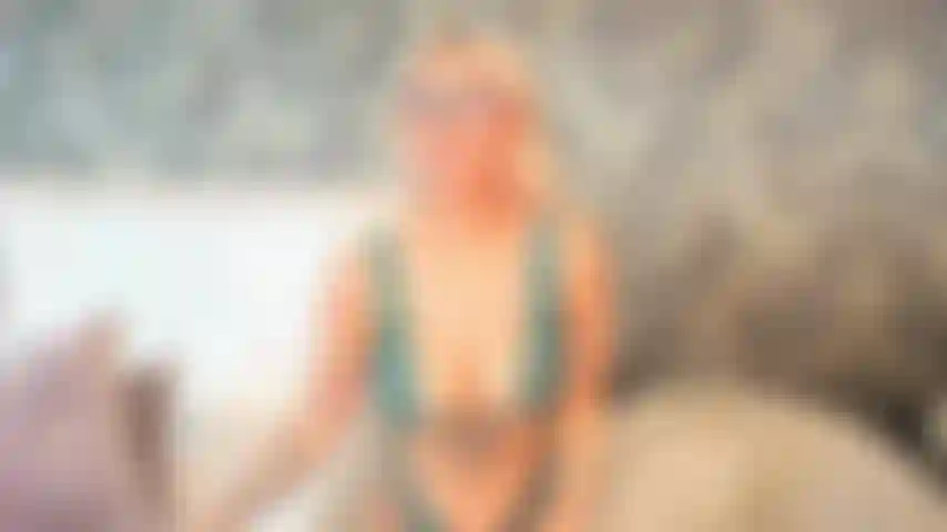 Meu corpo ardente, de pé diante de você, vai deixar essa rola tão dura—dura como pedra—que minha garganta vai engasgar com ela.