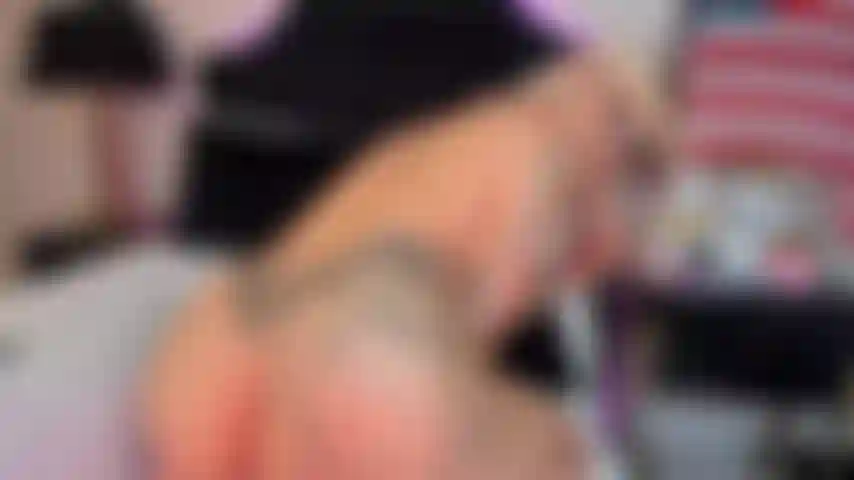 Eu sei que você fica mais duro quando eu monto nessa rola de costas, para que você possa dar tapas nas minhas curvas.