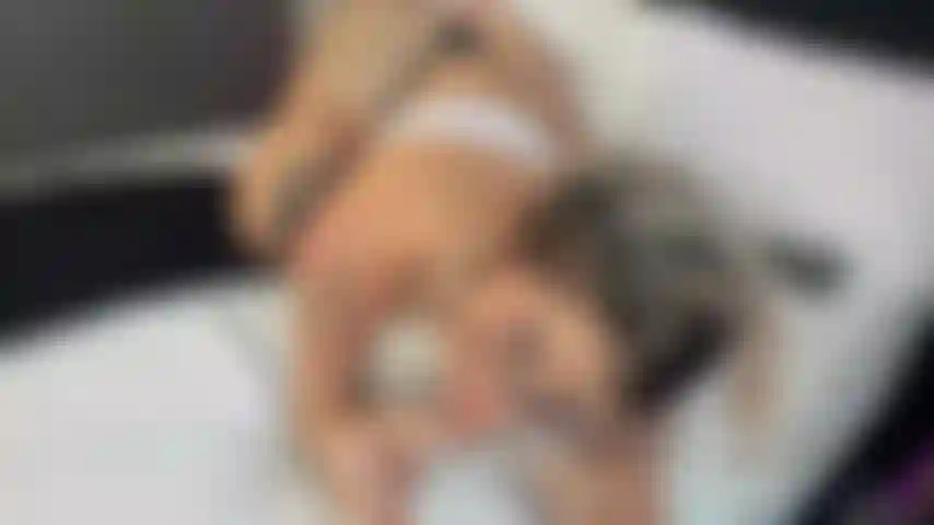 Observe minha bunda sexy e quente curvada enquanto chupo cada centímetro do seu pau duro. Vou fazê-lo balançar para que você se sinta no verdadeiro paraíso.