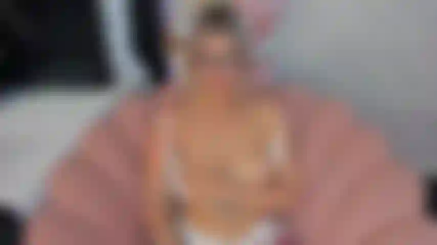 Meus lábios percorrem cada centímetro do seu pau, deixando-o duro como uma rocha, quando você não aguentar mais, me foda fundo na minha boceta molhada, me faça gritar de prazer e me encha com seu leite.